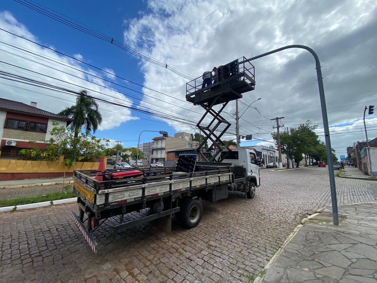 Equipe técnica trabalha na instalação de novo semáforo em Bagé.