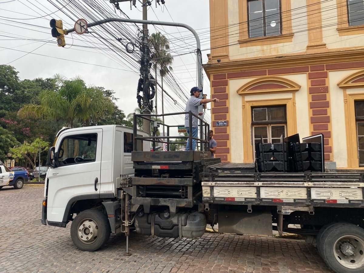 Instalação de novo semáforo em frente ao prédio histórico da Prefeitura Municipal de Bagé.