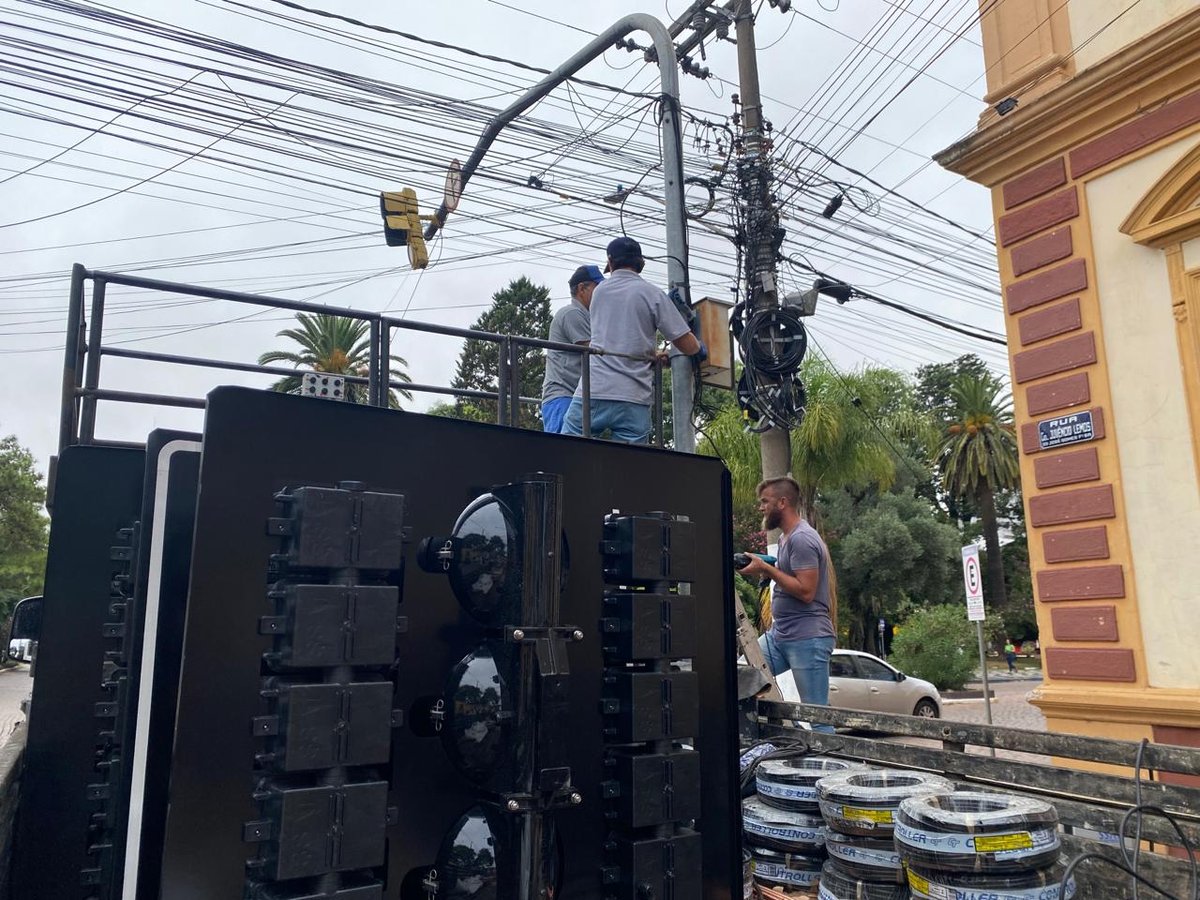 Equipe técnica realiza ligação elétrica de novo semáforo próximo à Prefeitura de Bagé.