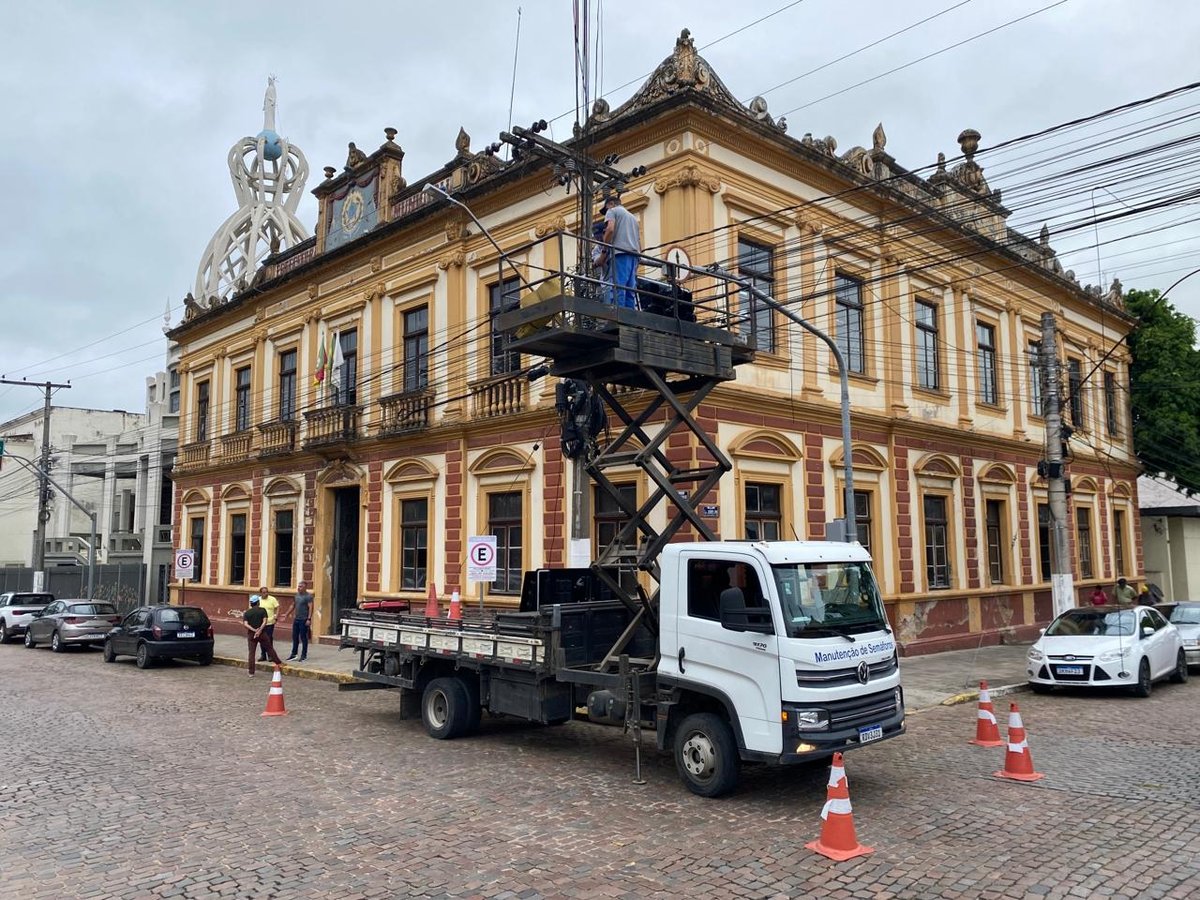 Caminhão da equipe de manutenção de semáforos estacionado em frente ao prédio da Prefeitura de Bagé.