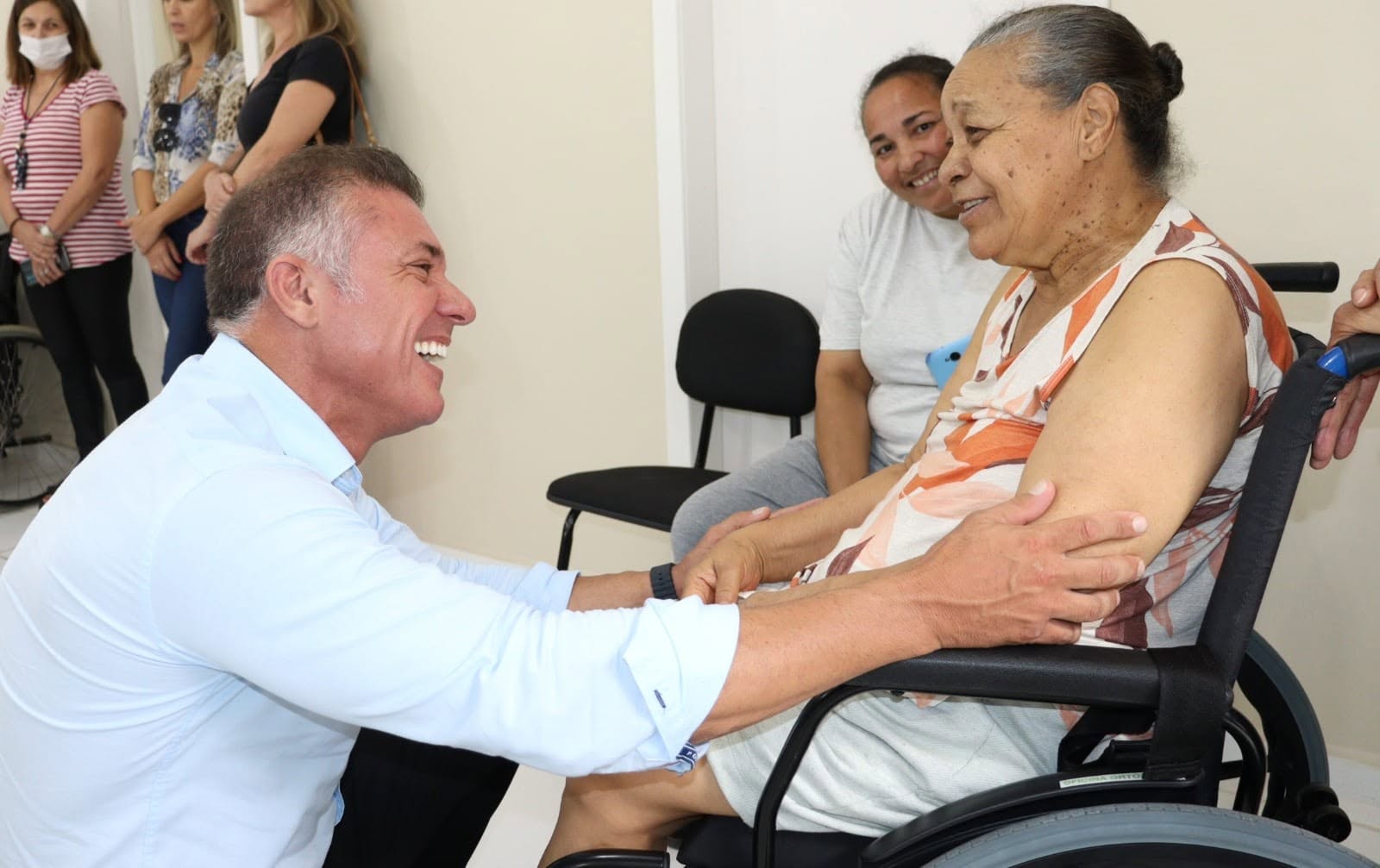 Divaldo Lara com paciente na Oficina Ortopédica