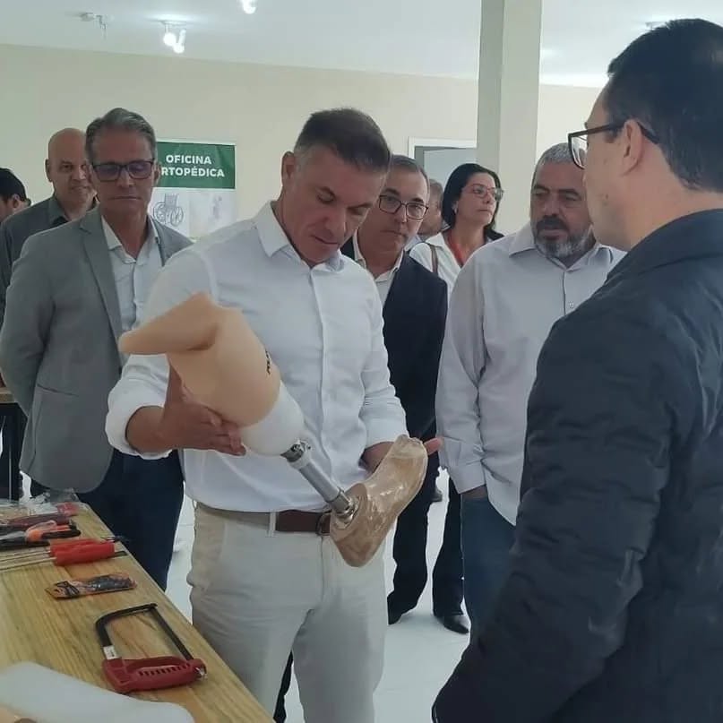 Divaldo Lara analisa prótese durante visita à Oficina Ortopédica.