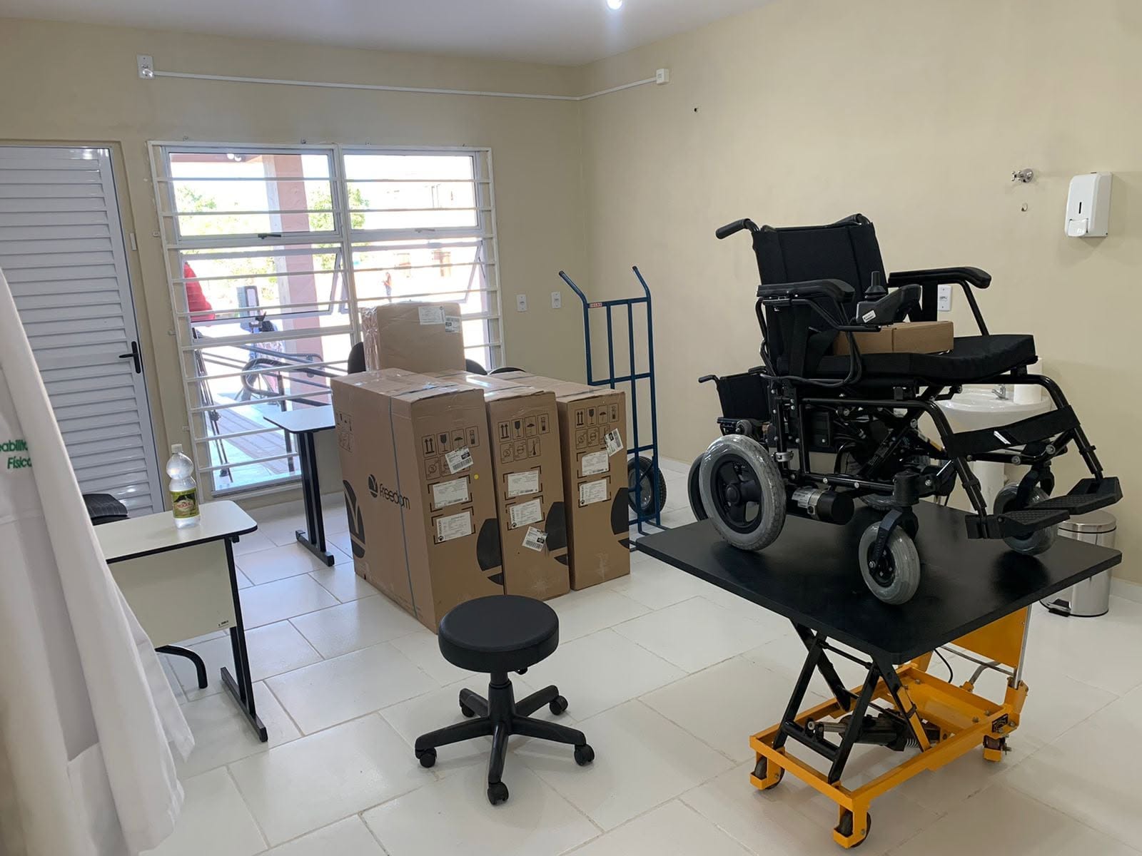 Equipamentos da Oficina Ortopédica prontos para atendimento.