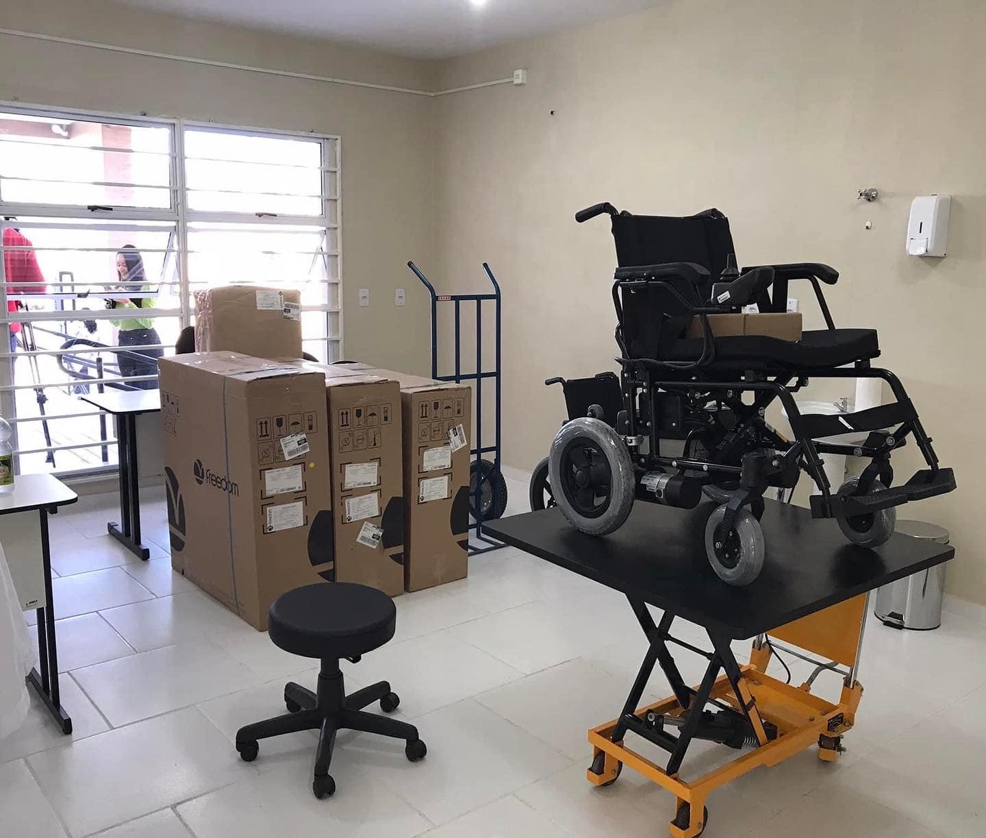 Acabamento externo durante a construção da Oficina Ortopédica.