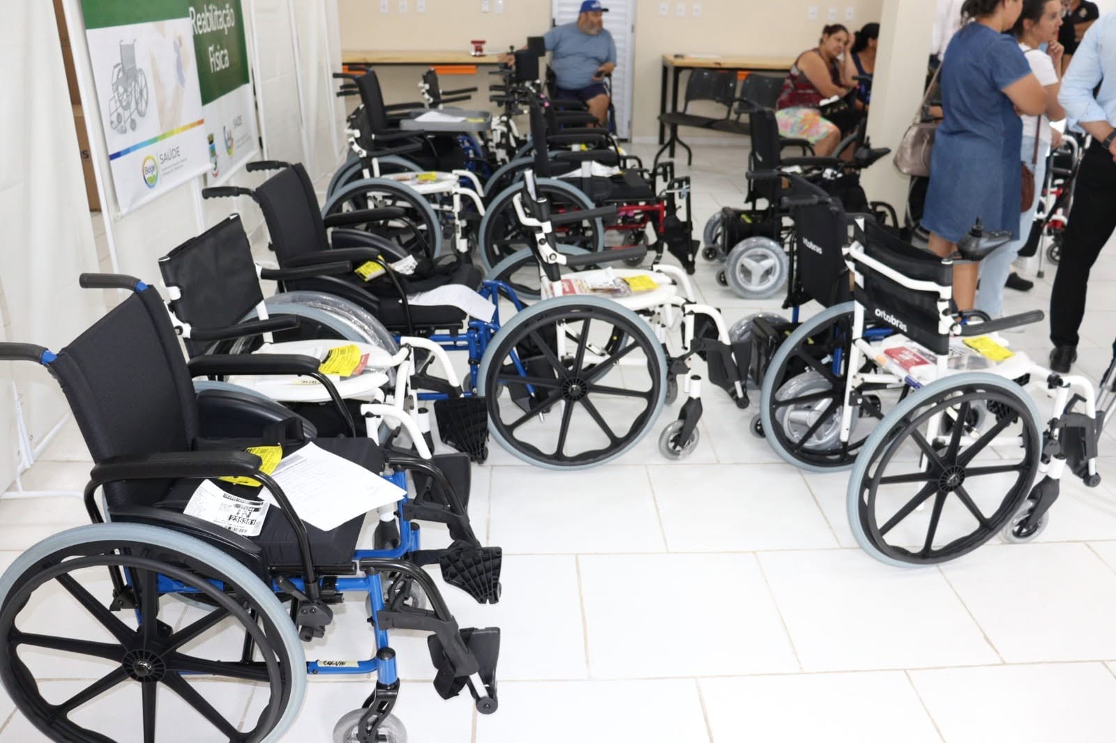 Interior da Oficina Ortopédica com equipamentos de reabilitação.