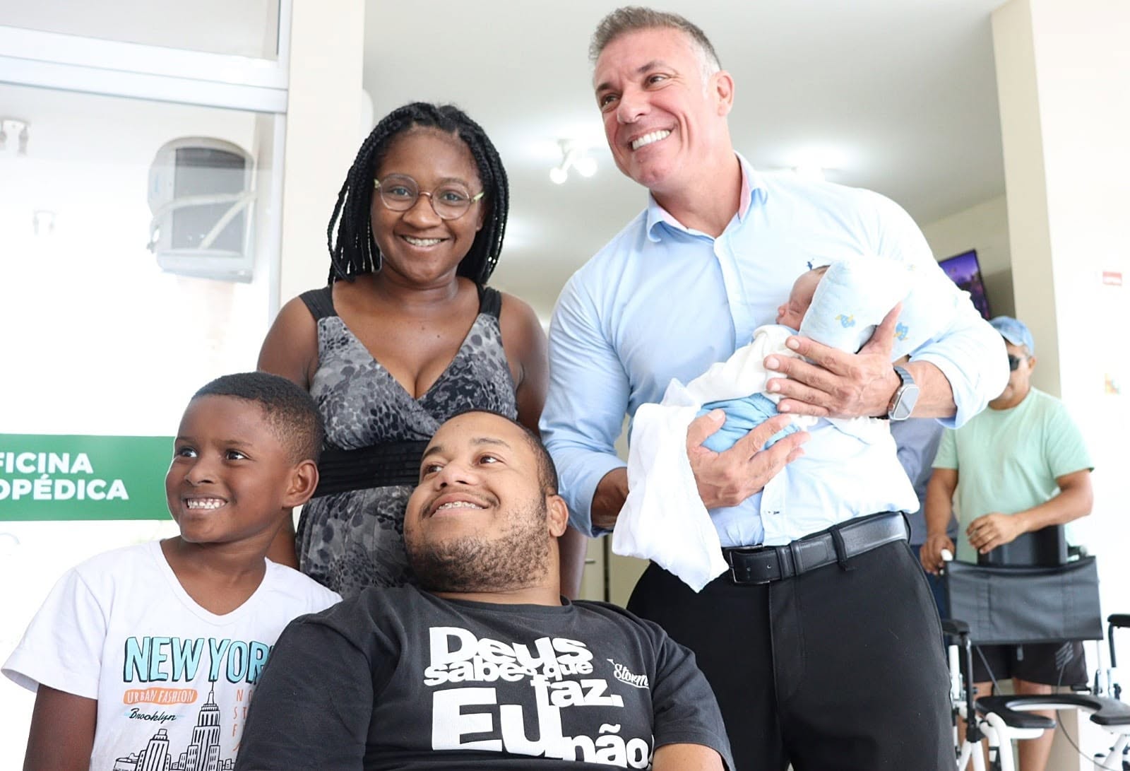 Divaldo Lara e equipe no Serviço de Reabilitação Física.