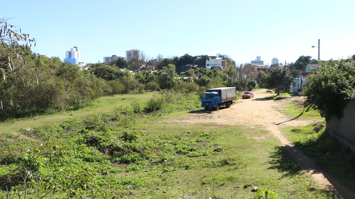 Terreno onde seria construído o Parque Panela do Candal, ainda sem uso, antes do início das obras