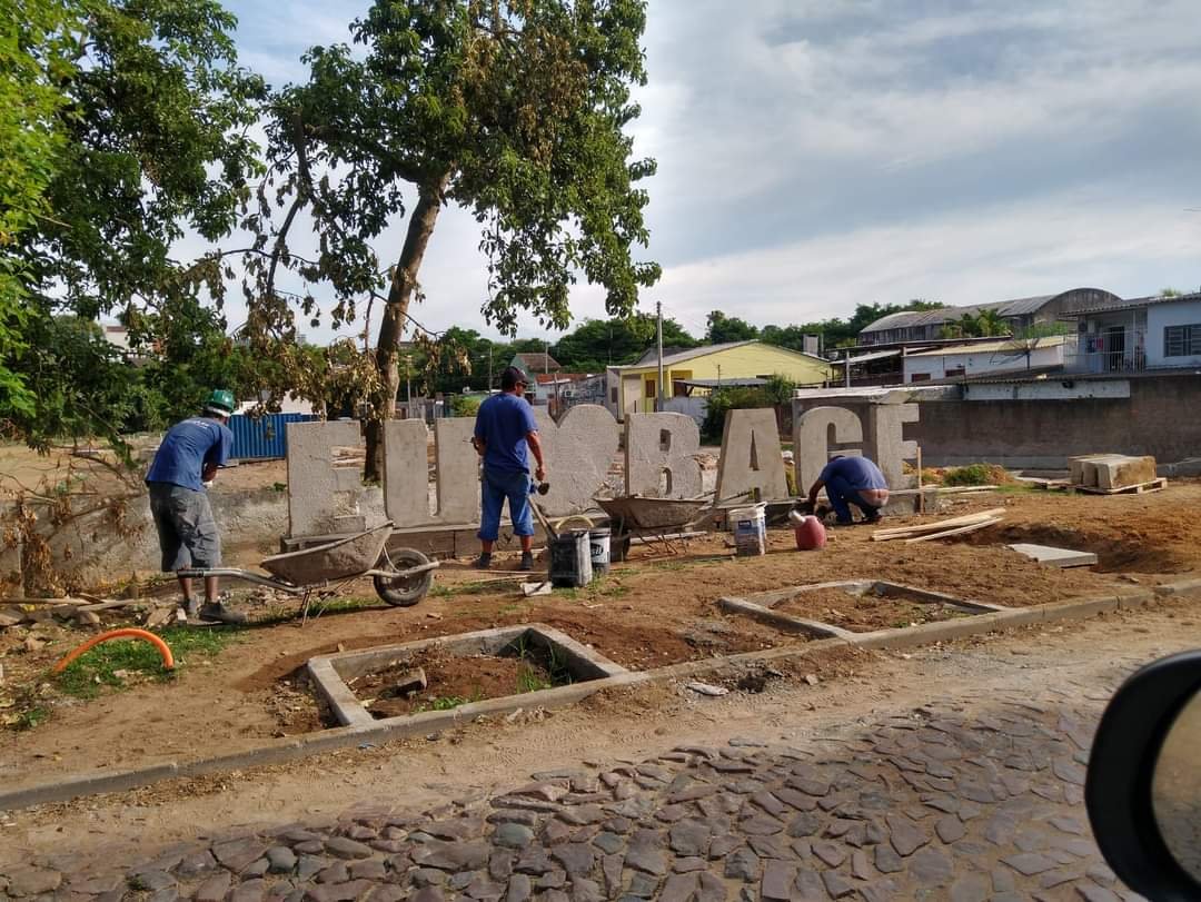 Construção da entrada do Parque Panela do Candal, com o letreiro que dá boas-vindas ao espaço.