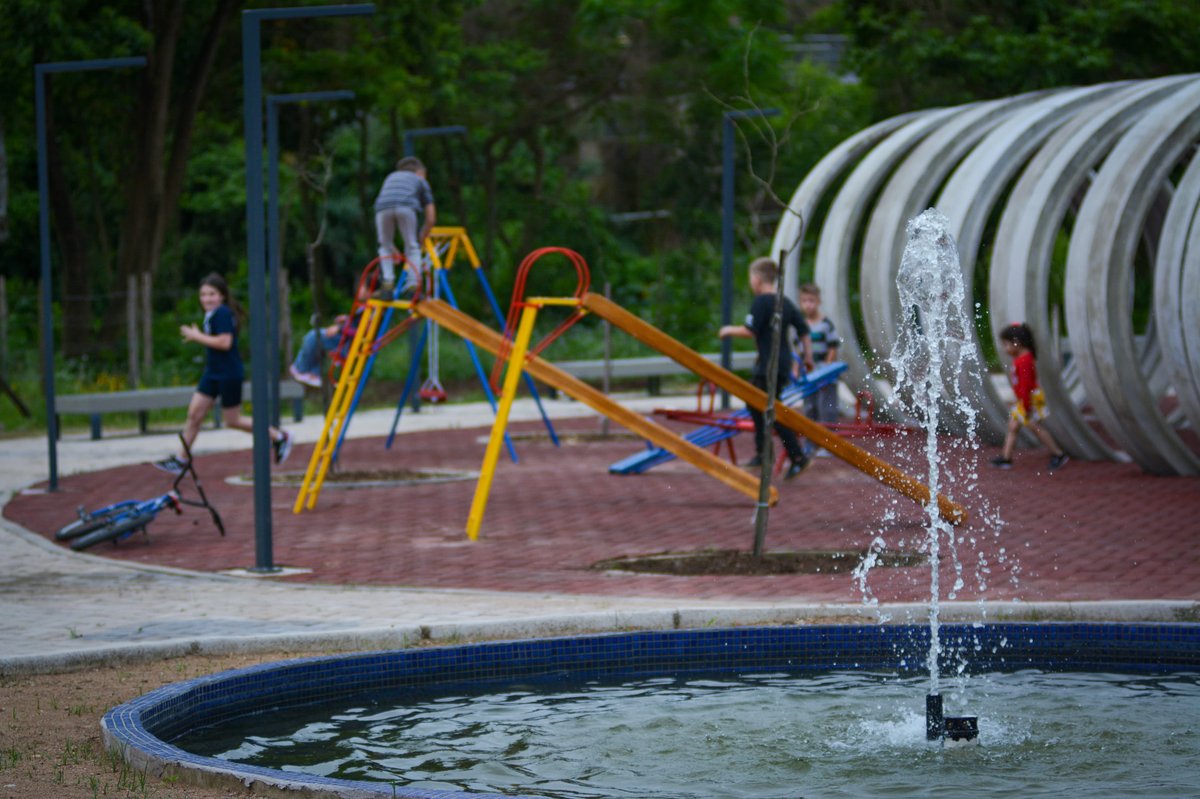 Crianças brincam no parque infantil do Parque Panela do Candal, na véspera da inauguração oficial.