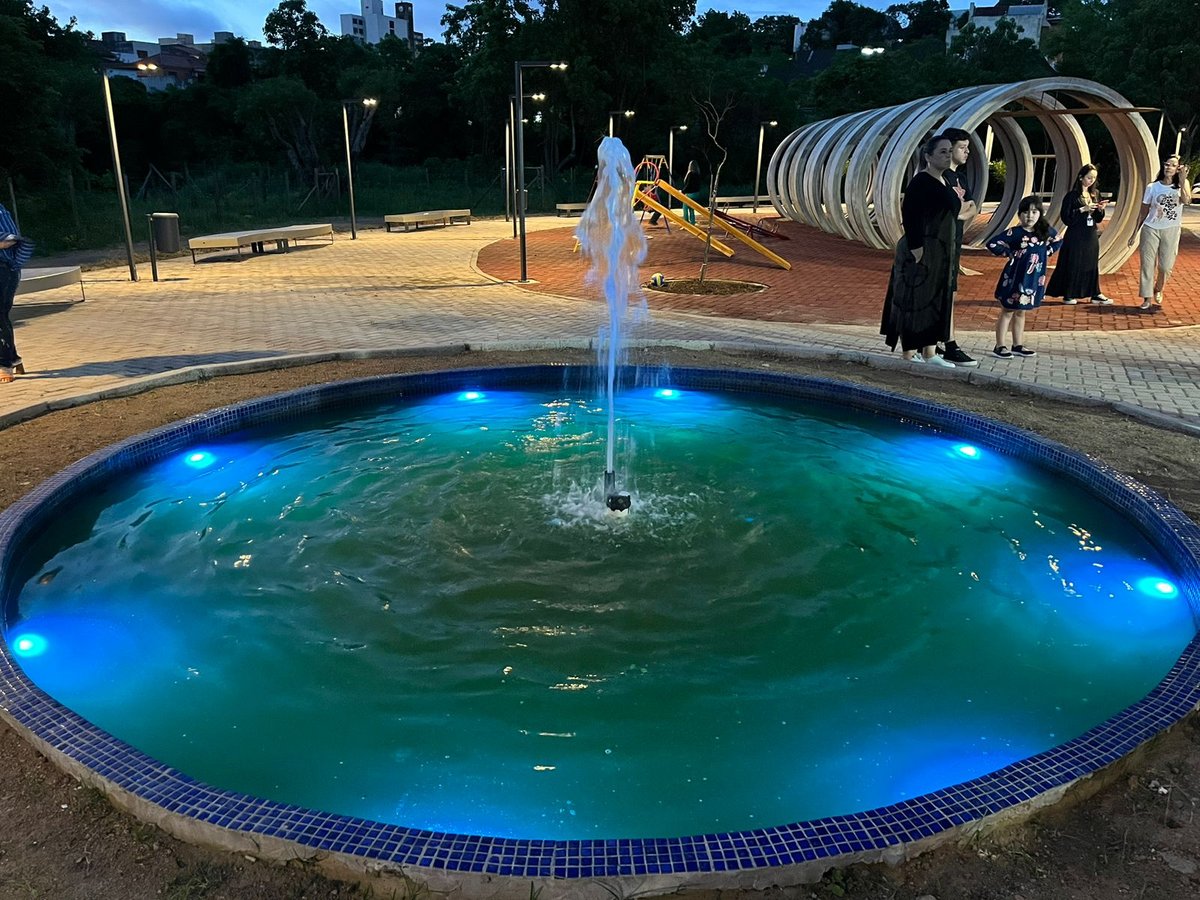 Chafariz iluminado do Parque Panela do Candal na noite de inauguração