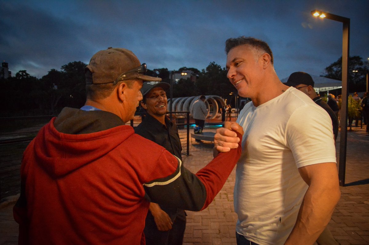 Divaldo Lara cumprimenta moradores durante a inauguração do Parque Panela do Candal.