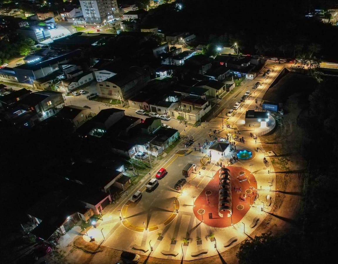 Vista aérea noturna do Parque Panela do Candal, no centro de Bagé, no dia da inauguração