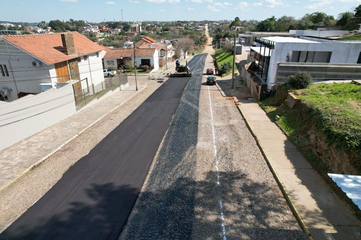 Obra de asfaltamento em rua de Bagé.