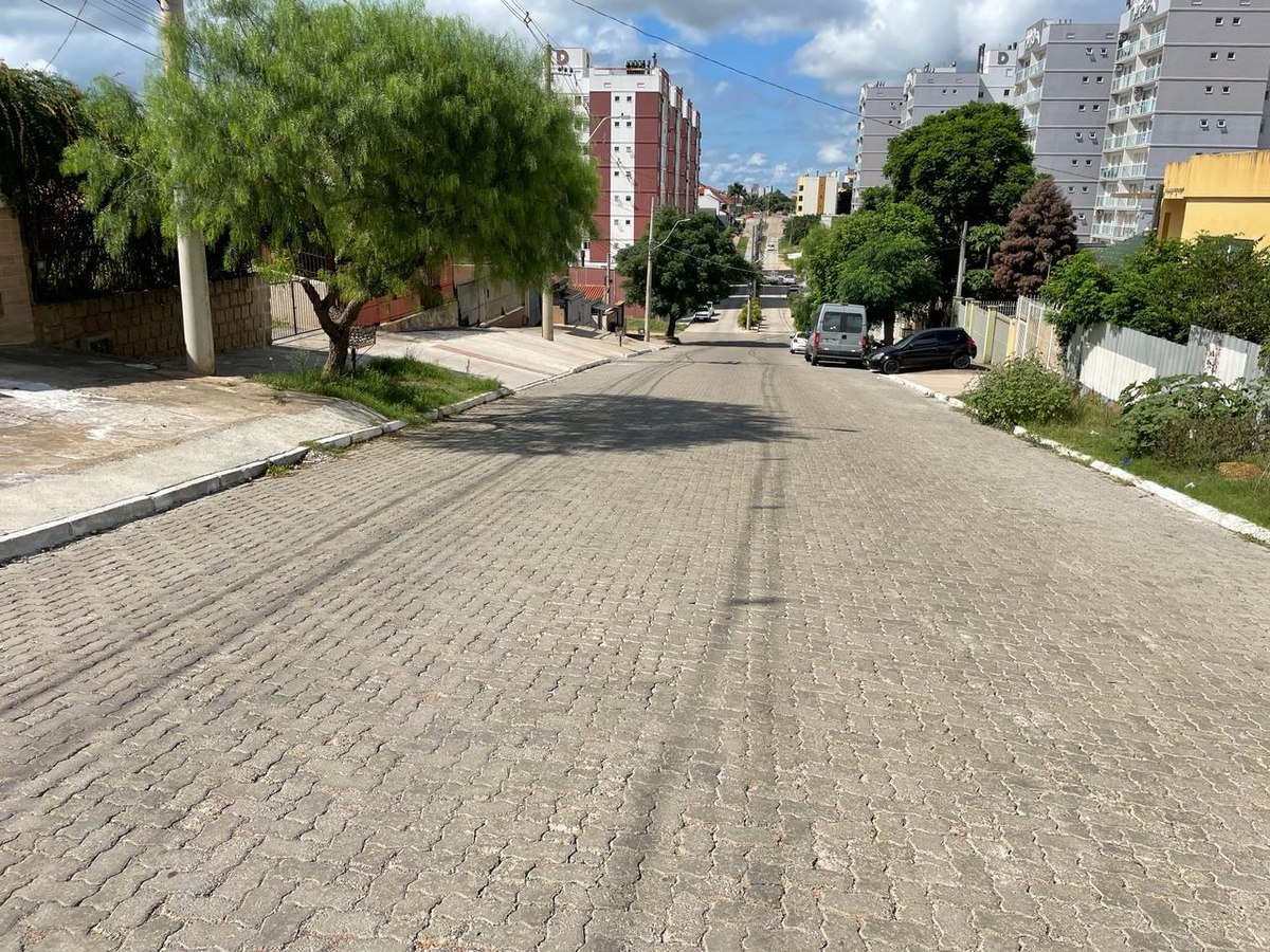 Calçamento concluído próximo a conjuntos residenciais em Bagé.