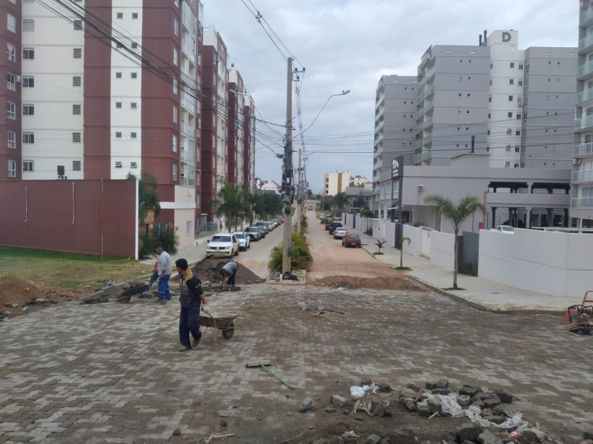 Equipe realiza o calçamento com pedras intertravadas em Bagé.
