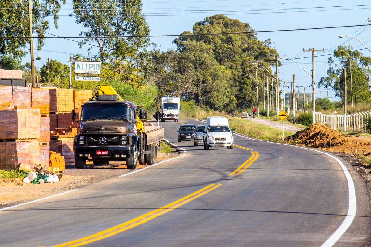 Trecho de rodovia pavimentado em Bagé.