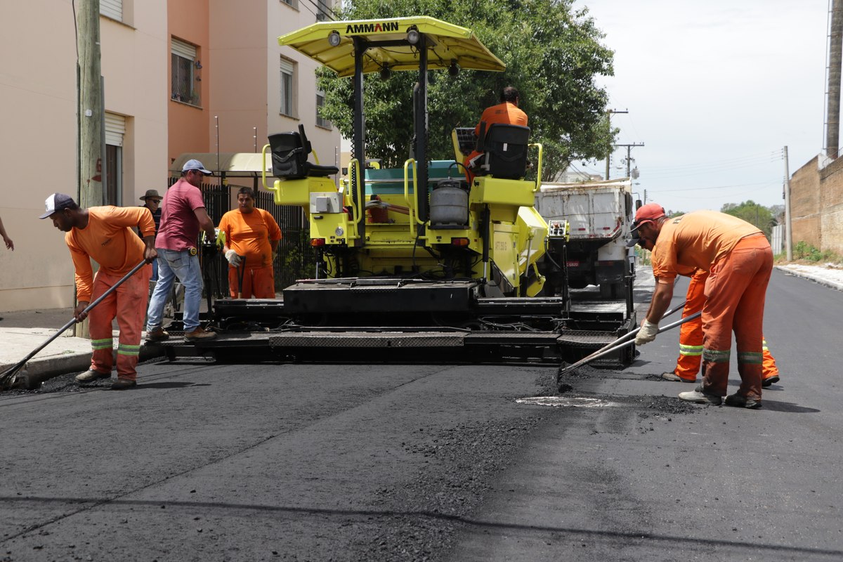 Equipe realiza obra de asfaltamento em rua de Bagé.
