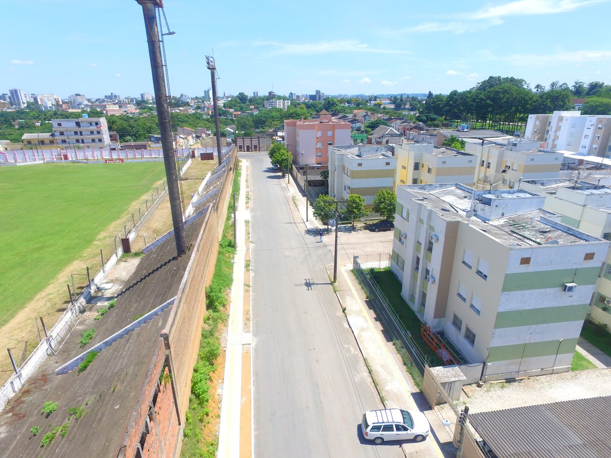 Vista aérea de via pavimentada em Bagé.