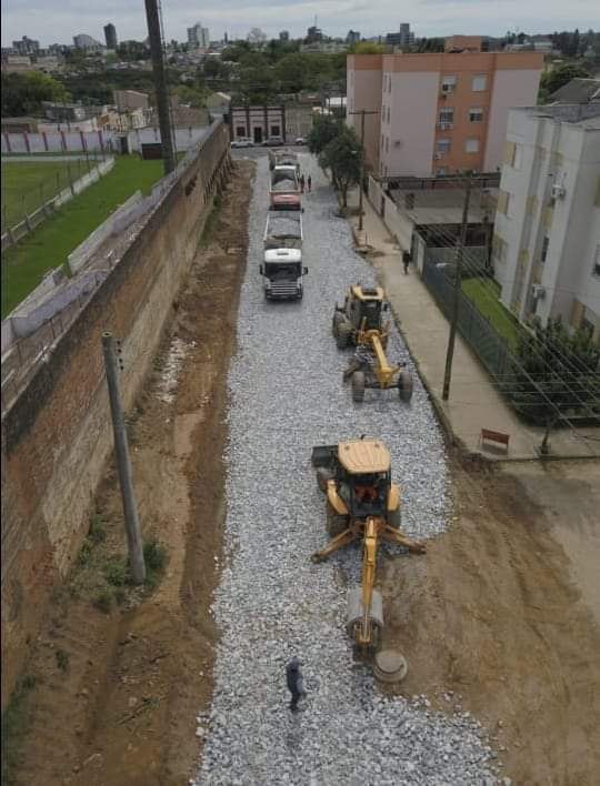 Preparação do terreno para pavimentação no bairro Dois Irmãos.