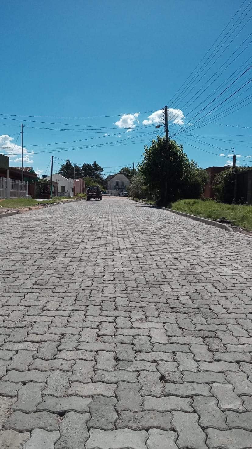 Via calçada com pedras intertravadas em Bagé.