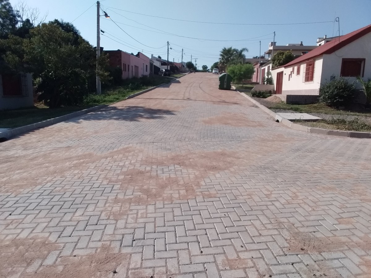 Calçamento concluído em bairro de Bagé.