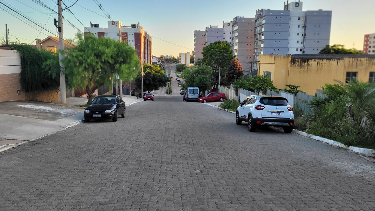 Via calçada com pedras intertravadas, ao entardecer, em Bagé.