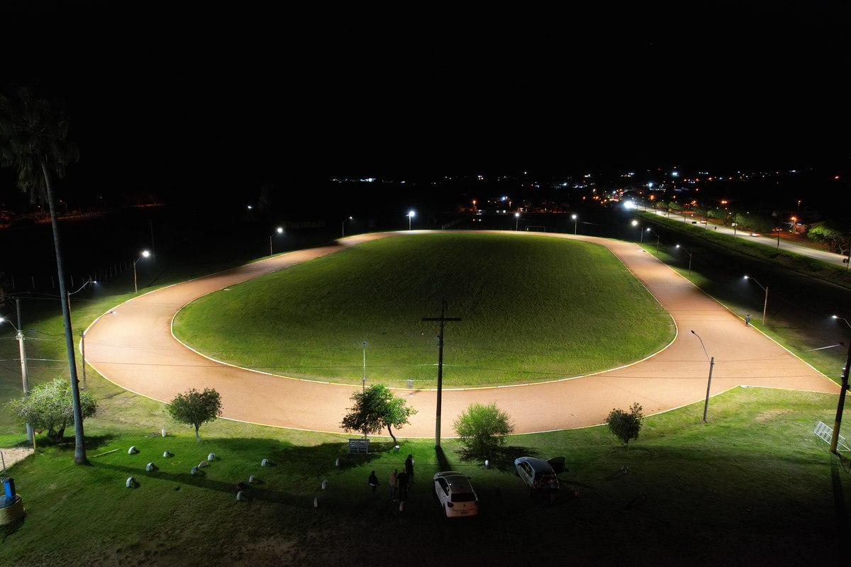Vista aérea noturna da pista de atletismo do Militão