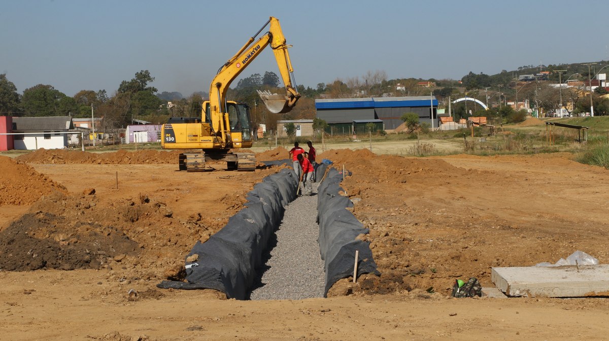Início das obras da pista de atletismo do Militão, com escavação e drenagem do terreno.