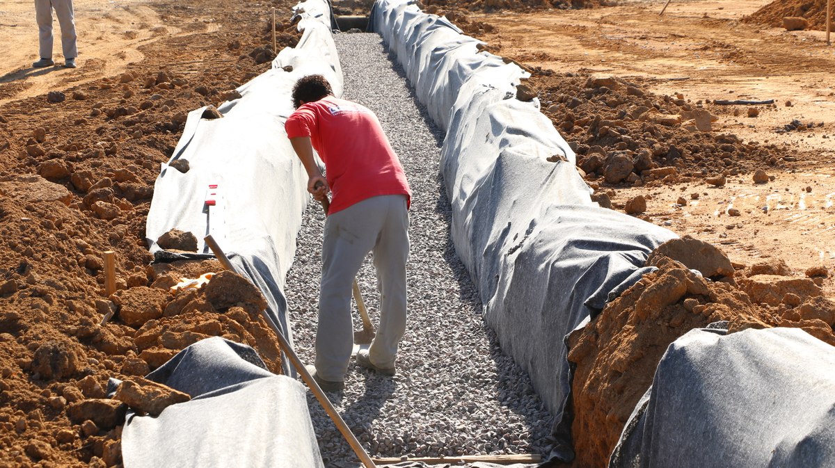 Instalação da base de drenagem para a pista de atletismo do Militão.