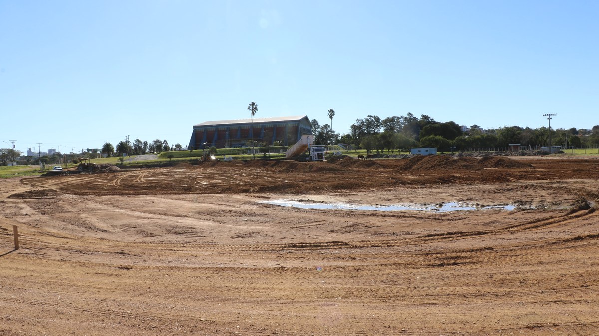 Terraplanagem do terreno onde antes havia um banhado alagado, no Militão.