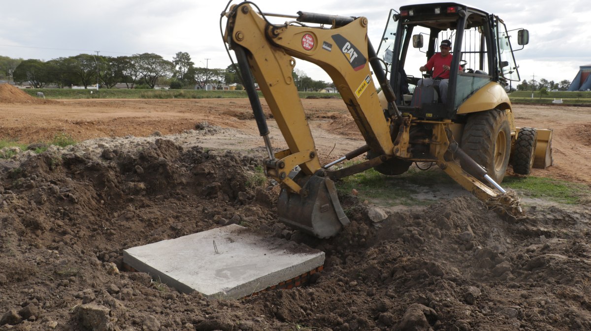 Instalação de estrutura de drenagem na obra da pista de atletismo do Militão.
