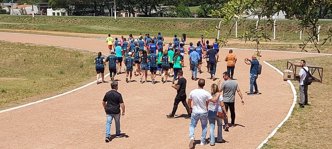Caminhada e corrida na pista de atletismo do Militão.