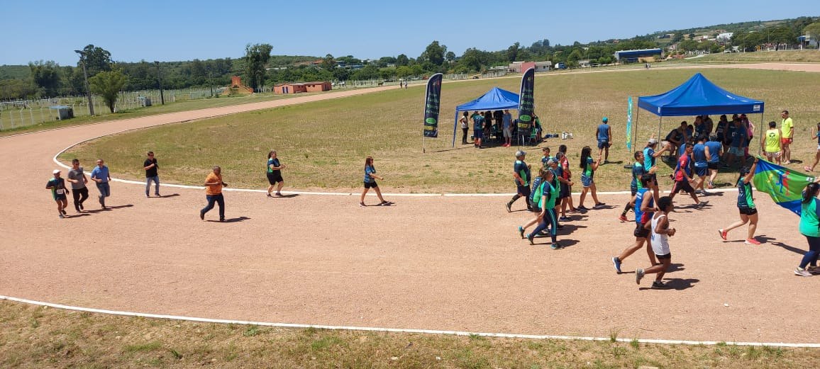 Participantes durante evento esportivo na pista de atletismo do Militão.