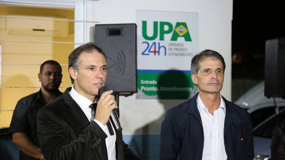 Divaldo Lara discursa na entrada da UPA 24h durante evento sobre o plantão odontológico