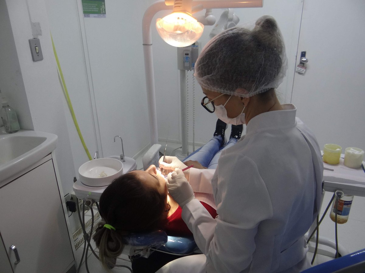 Cirurgiã-dentista realiza atendimento no plantão odontológico da UPA de Bagé.