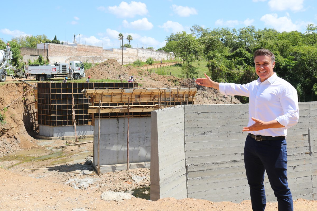 Divaldo Lara acompanha a obra da ponte do bairro Castro Alves