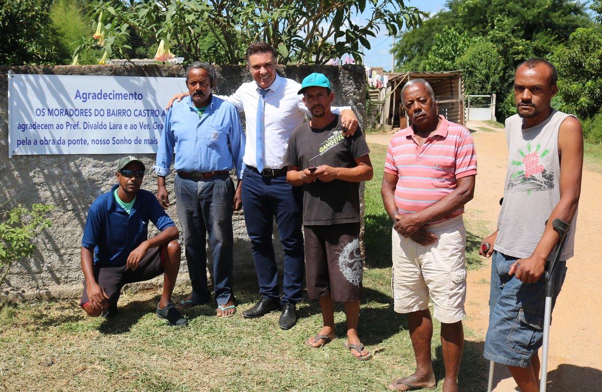 Moradores do bairro Castro Alves agradecem a Divaldo Lara pela construção da ponte.