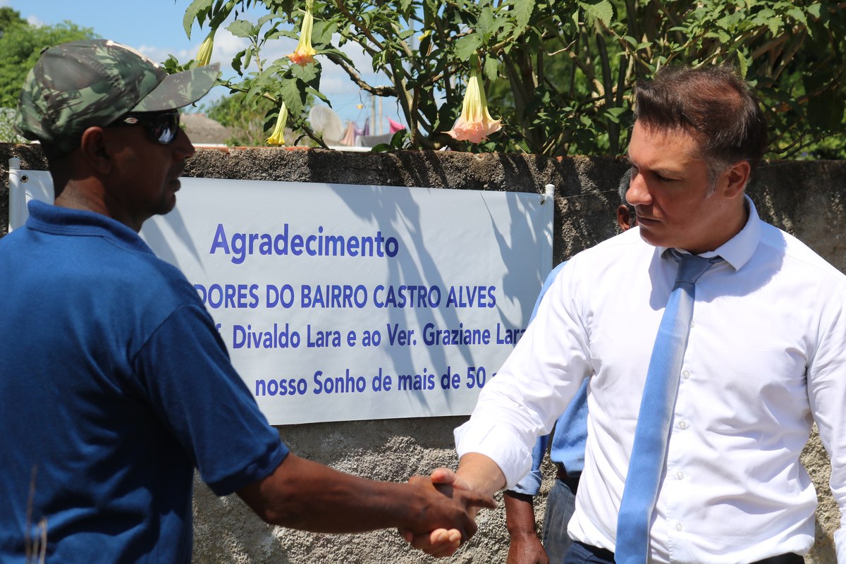 Divaldo Lara é recebido por morador do bairro Castro Alves na inauguração da ponte.