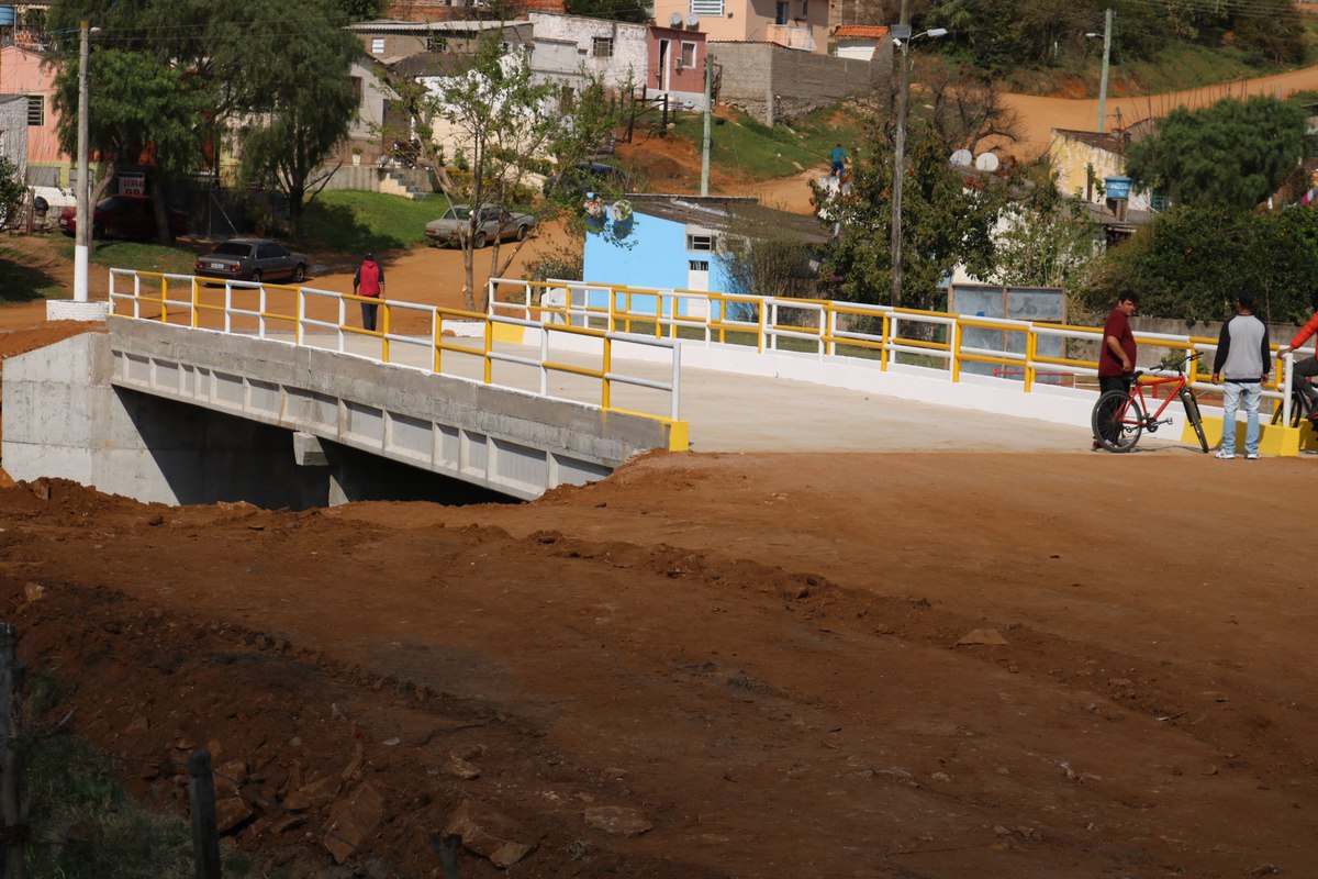 Moradores utilizam a nova ponte do bairro Castro Alves.