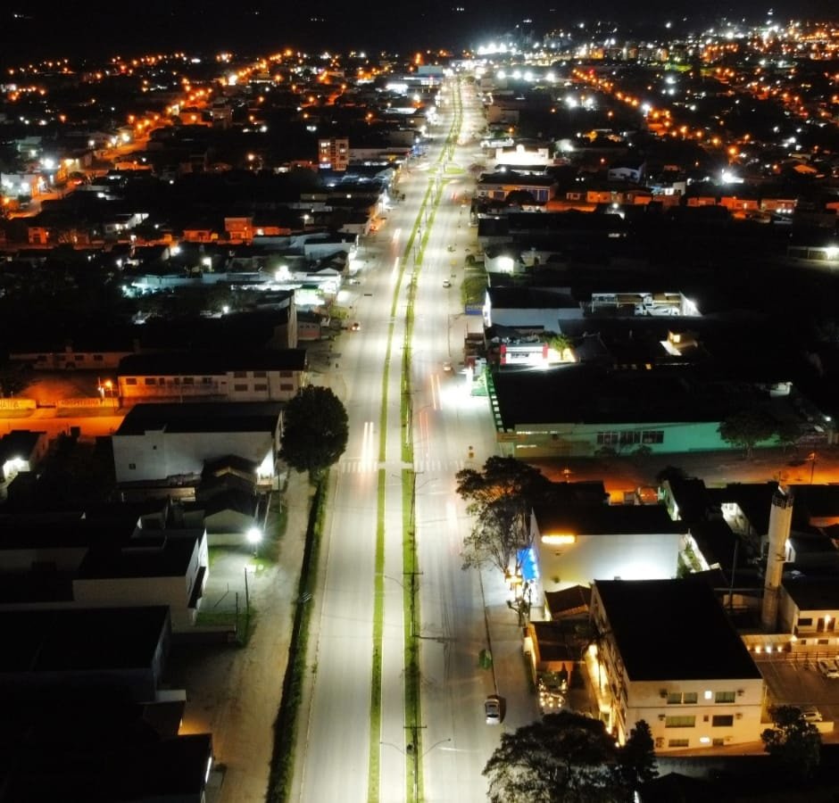 Vista aérea noturna de rua de Bagé totalmente iluminada com lâmpadas de LED