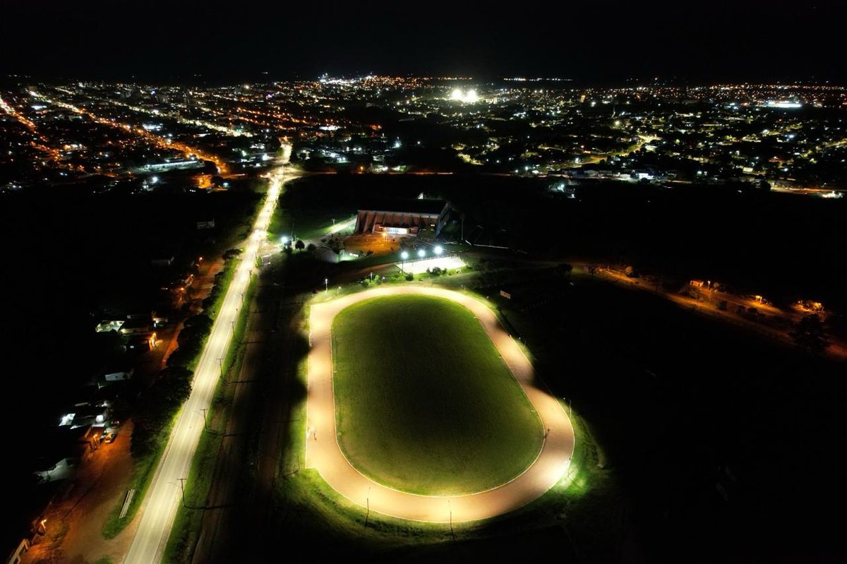 Vista aérea noturna da pista de caminhada do Complexo Esportivo Presidente Médici, iluminada com LED