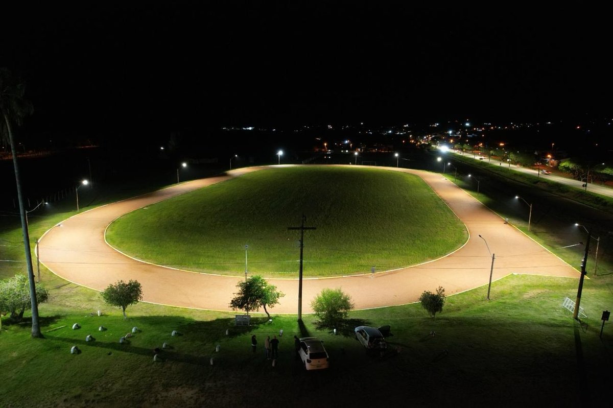Outra vista aérea noturna do Complexo Esportivo Presidente Médici totalmente iluminado