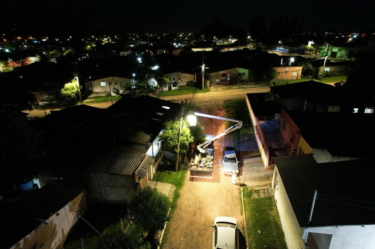 Equipe da Secretaria de Infraestrutura instala lâmpada de LED em bairro de Bagé, à noite