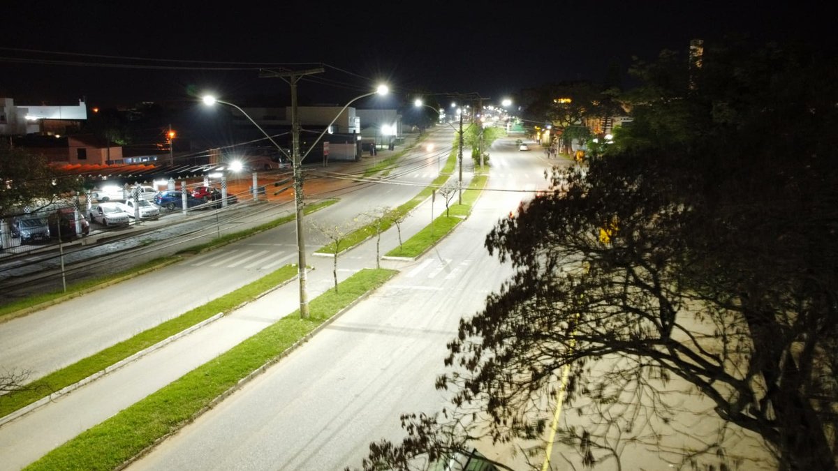 Rua de Bagé iluminada com lâmpadas de LED, vista aérea noturna
