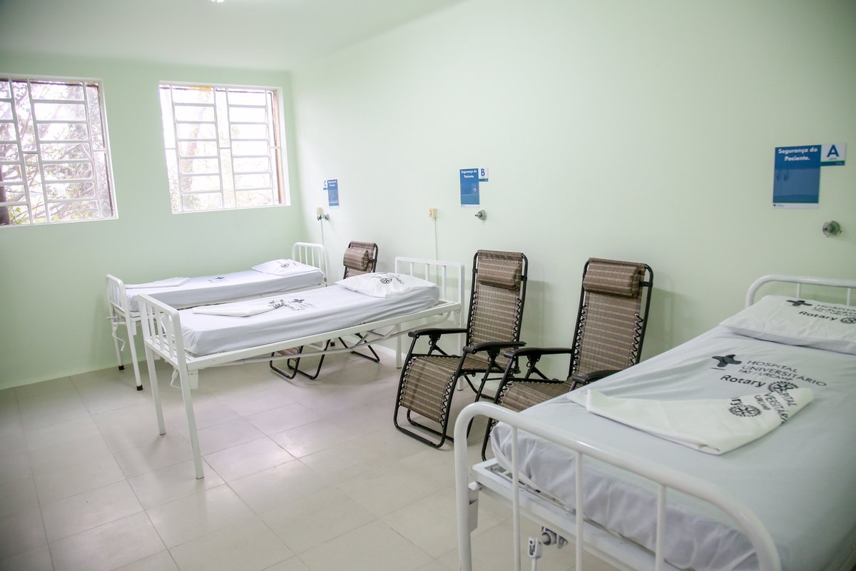 Enfermaria revitalizada do Hospital Universitário URCAMP após a reabertura.