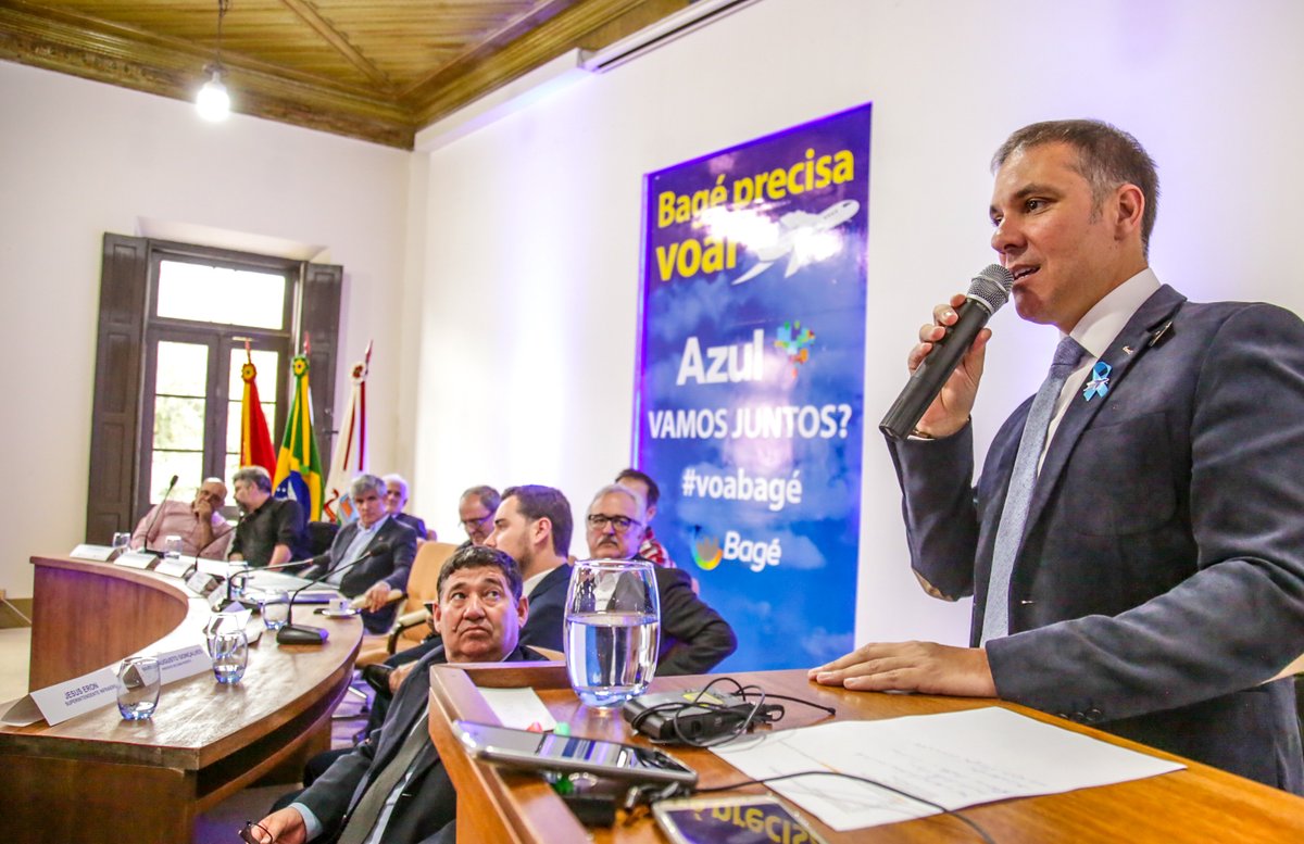 Divaldo Lara discursa durante visita técnica da Azul Linhas Aéreas a Bagé