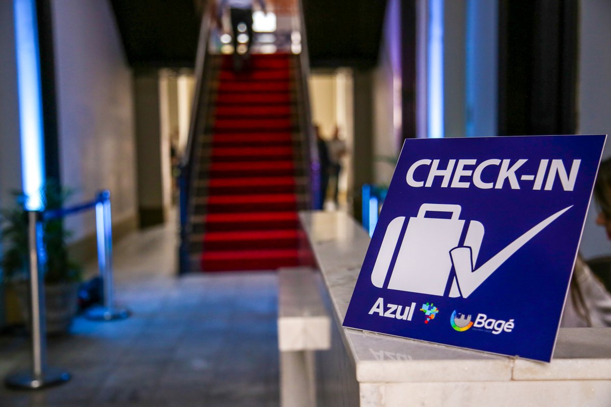 Ambientação simbólica de check-in montada para receber a comitiva da Azul Linhas Aéreas em Bagé.