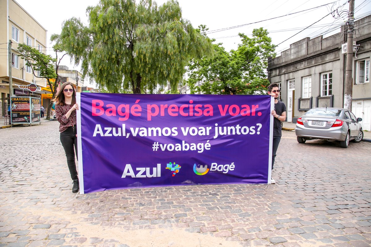 Faixa da campanha Bagé Precisa Voar exposta nas ruas do centro de Bagé