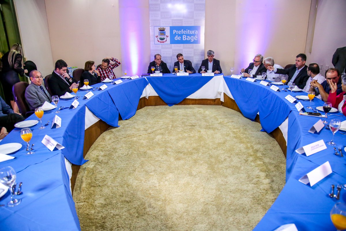 Reunião na Prefeitura de Bagé durante a visita técnica da Azul Linhas Aéreas.