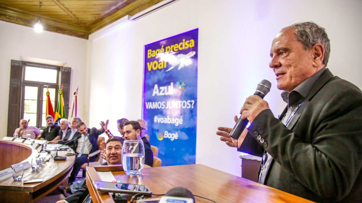 Autoridade discursa no plenário durante o evento da campanha "Bagé Precisa Voar".